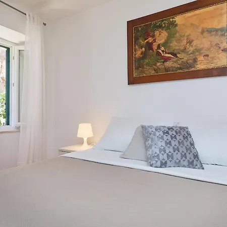 Old Town Apartment *
